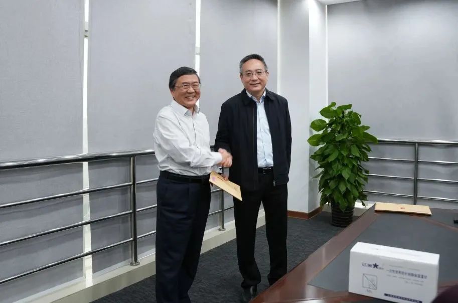 奉賢區(qū)人大常委會黨組書記、主任張培榮一行蒞臨上海山美股份開展“優(yōu)環(huán)境、穩(wěn)經(jīng)濟”大走訪大調(diào)研