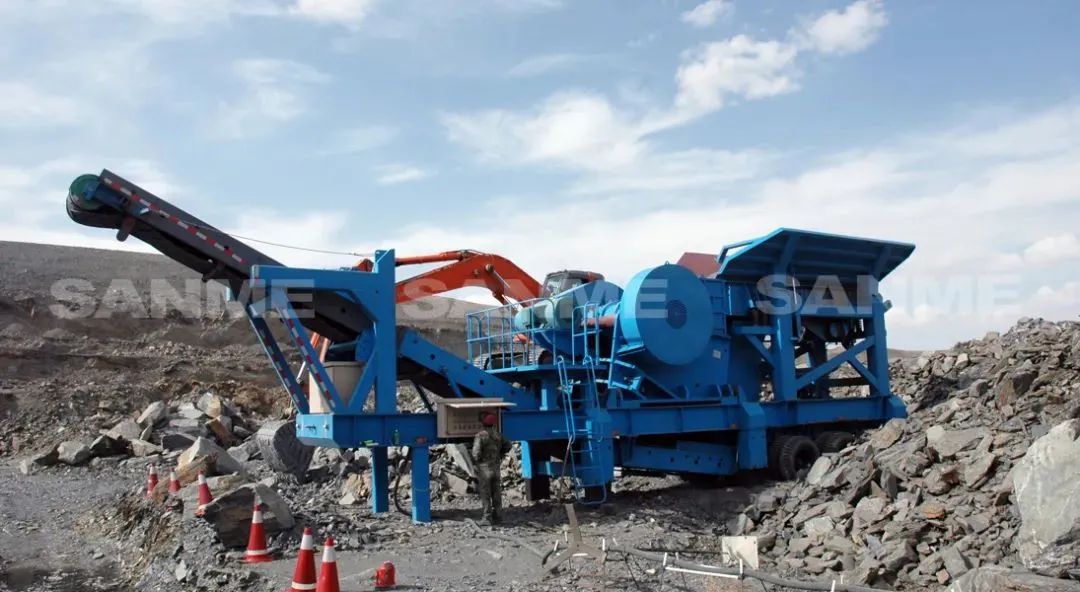 時(shí)產(chǎn)值近600萬(wàn)！山美移動(dòng)式破碎篩分一體站助力江蘇高碳鉻鐵礦破碎項(xiàng)目建設(shè)