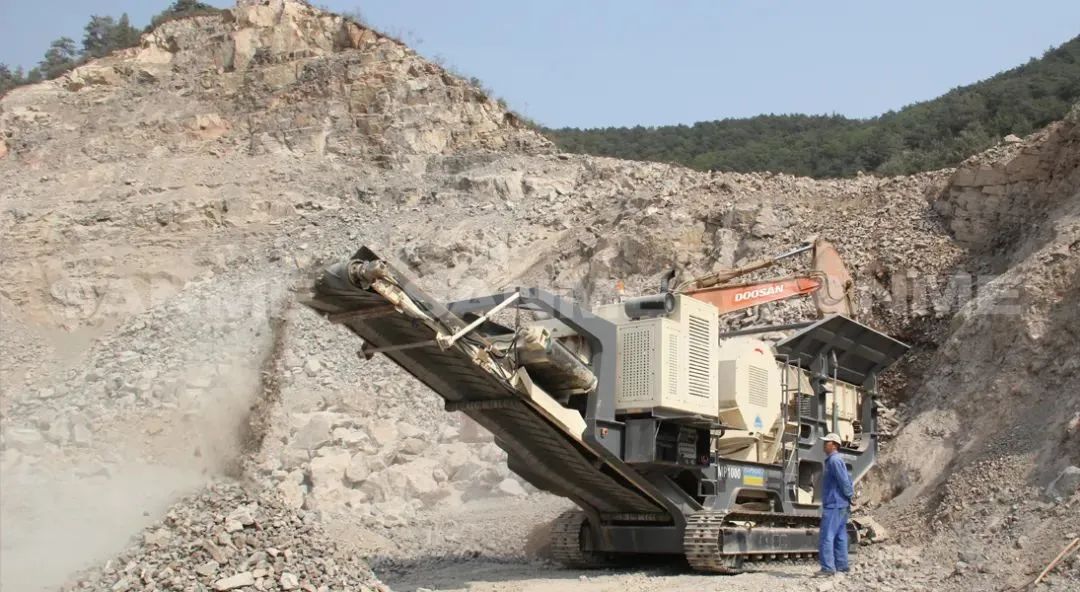 時(shí)產(chǎn)值近600萬(wàn)！山美移動(dòng)式破碎篩分一體站助力江蘇高碳鉻鐵礦破碎項(xiàng)目建設(shè)