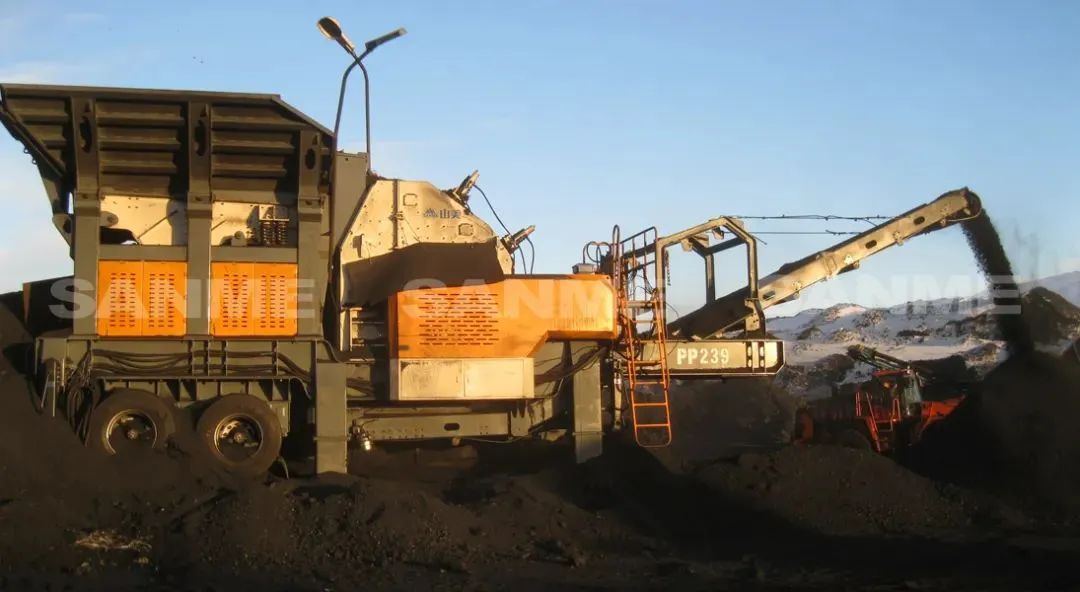 時(shí)產(chǎn)值近600萬(wàn)！山美移動(dòng)式破碎篩分一體站助力江蘇高碳鉻鐵礦破碎項(xiàng)目建設(shè)